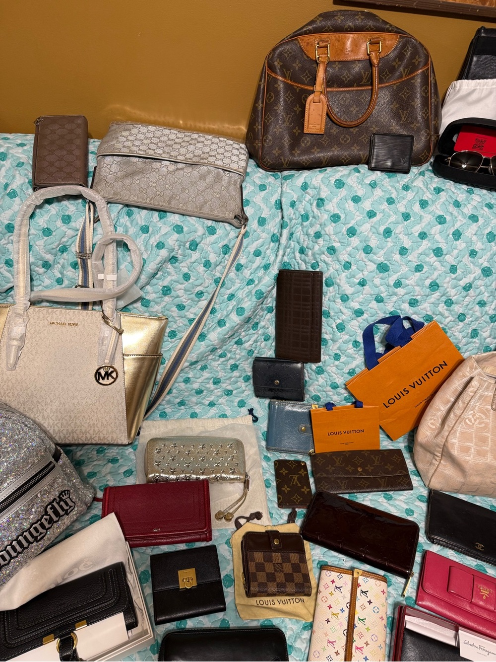 Designer lot! Louis Vuitton, Prada, Chanel, Burberry, Ferragamo, jimmy Choo + - Picture 4 of 13